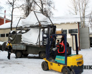 Разгрузка снегоходов